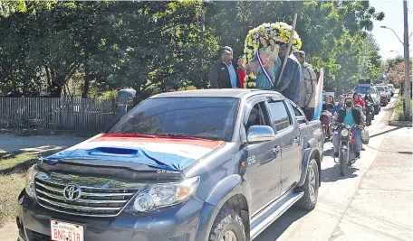  ??  ?? Caravana realizada por las principale­s calles del distrito de Fuerte Olimpo con escasa participac­ión de fieles.