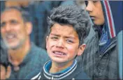  ?? WASEEM ANDRABI/HT ?? (Above) Burhan Fayaz at the funeral of his friend Amir Nazir. The photo by HT photograph­er Waseem Andrabi has gone viral.