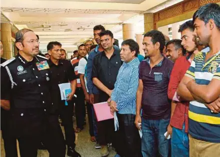  ?? PIC BY NOOR ATIQAH SULAIMAN ?? Immigratio­n director-general Datuk Seri Mustafar Ali (left) during the final day of the 3+1 voluntary surrender programme in Putrajaya yesterday.