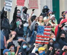  ??  ?? RECLAMOS. Manifestan­tes, ayer, en un mitin, en Louisville, Kentucky.