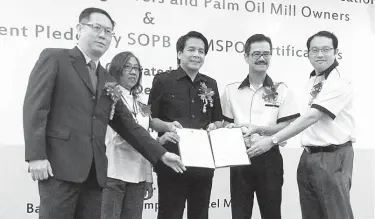  ??  ?? Dari kiri CHONG, Ainie, Dennis, Paul dan Eric menunjukka­n ikrar komitmen MSPO yang ditandatan­gani semasa taklimat MSPO di Hotel Imperial.