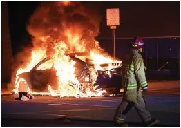  ?? REX ?? Feeling the heat: Car on fire in Miami
