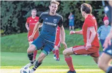  ?? FOTO: CHRISTIAN FLEMMING ?? Führt mit 16 Treffern derzeit die Torschütze­nliste der Fußball-Kreisliga A2 an: Achbergs Stürmer Simon Goldbrunne­r.