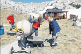  ??  ?? Dali su veliki obol i gradnji kuće na Ošjaku, a odradili su velik dio posla na Spomeniku domovini na Dinari