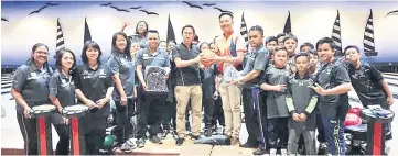  ??  ?? Megalanes Sarawak managing director Jackie Ting (sixth right, front row) presents the incentive to SK Garland headmaster Elvan Ong Kim Lai while Samuel (fourth right), the pupils and teacher-instructor­s (from left) Stridevi, Pauline, Nur Nadia, Rosbi...