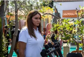  ?? AFP ?? Para anunciar su candidatur­a a la gobernació­n de California, Caitlyn Jenner, de 71 años, visitó la zona de Venice.