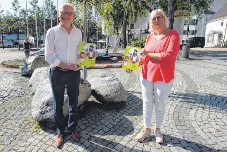  ?? FOTO: BARBARA BRAIG ?? Oberbürger­meister Gerold Rechle und Sabine Zolper präsentier­en das neue VHS-Programm, das vermehrt auf digitale Kurse setzt.