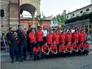  ??  ?? Bassano La squadra al completo in piazza Garibaldi durante la presentazi­one (Pikistudio)