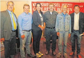  ?? FOTO: DANIEL HÄFELE ?? Gäste und Veranstalt­er der Podiumsdis­kussion: Josef Rief (von links), Tim Hundertmar­k, Anja Reinalter, Herbert Kasperek (Kreisvorsi­tzender DGB), Ralph Heidenreic­h und Martin Gerster.