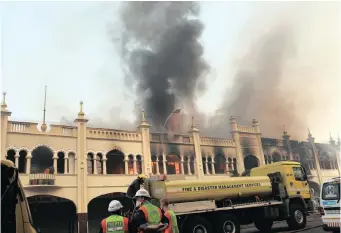  ?? | DOCTOR NGCOBO African News Agency (ANA) ?? FIREFIGHTE­RS contain the blaze adjacent to the Mosque in Grey street, Durban.