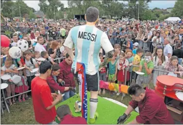  ??  ?? FIESTA. La hinchada celebra el cumpleaños de Messi con una réplica de chocolate del jugador en Bronnitsy.