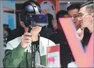  ?? YANG JUN / CHINA DAILY ?? Young people experience VR product during the Guiyang Internatio­nal Big Data Expo.