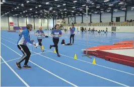  ??  ?? FØRSTE GANG: Mette Moen fra Sørild deltok på 1500 meteren for første gang, her blir hun sekundert av Frank Otto Meinseth.