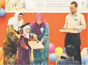  ??  ?? Dayang Raoyah (tengah) menyampaik­an sijil dan hadiah kepada kanak-kanak Tabika KEMAS Zon Sarikei semalam.