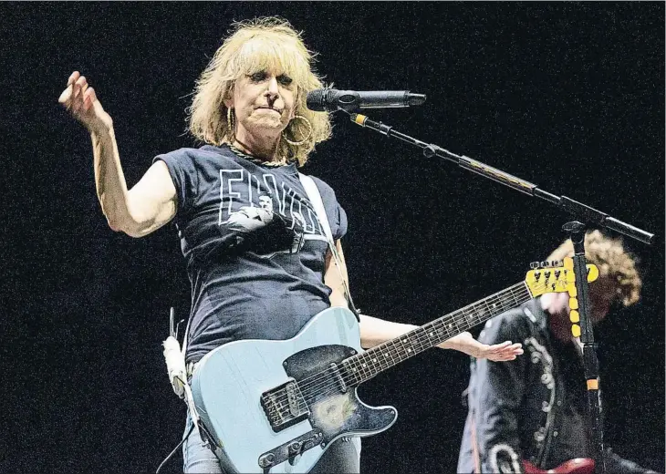  ??  ?? La mítica banda liderada por Chrissie Hynde debutó ayer en Cap Roig para presentar su último trabajo, Alone