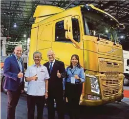  ?? PIC BY MOHD YUSNI ARIFFIN ?? Deputy Transport Minister Datuk Kamarudin Jaffar (second from left) with Volvo Trucks Malaysia managing director Mitch Peden (left) and ambassador of Sweden to Malaysia, Dag Juhlin-Dannfelt (second from right)