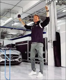  ??  ?? Triumph auch beim Tischtenni­s-Spiel auf einem Mini-Tisch in der Mercedes-Box: Nico Rosberg wärmte sich so fürs erste Training auf.