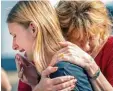  ??  ?? Eine Schülerin der Santa Fe High School weint in den Armen ihrer Mutter.