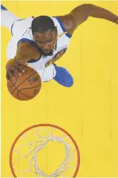  ?? Associated Press ?? Les Cavaliers n’ont pas su garder Kevin Durant (ci-dessus) loin du panier.