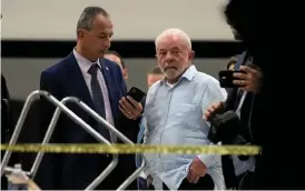  ?? ?? Brasiliens president Lula da Silva på plats i presidentp­alatset efter stormninge­n.
