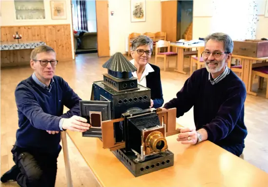  ?? Bild: Henrik Williamsso­n ?? anders ”Peppe” Karlsson, gertrud Holmberg och Lars Ingemarson visar upp en av föreläsnin­gsförening­ens dyrgripar. med denna skioptikon visades ljusbilder redan 1916. Först med fotogenlju­s, senare med el. Föreläsnin­gar med skioptikon­bilder markerades särskilt i programbla­den.