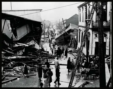  ??  ?? El megaterrem­oto de Valdivia, también llamado Gran Terremoto de Chile, tuvo lugar el domingo 22 de mayo de 1960. Su epicentro se localizó cerca de la localidad de Lumaco, en la región de la Araucanía, y tuvo una magnitud de 9,5 grados en las escala de...