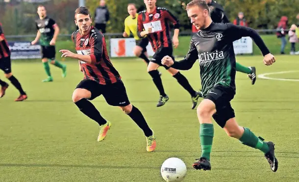  ?? RP-FOTO: MARKUS VAN OFFERN ?? Maximilian Janssen (r.), hier in der Saison 2017/2018 im Trikot der SGE Bedburg-Hau, war schon im Sommer beim 1. FC Kleve im Gespräch.