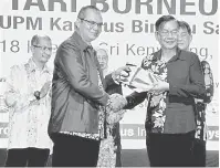  ??  ?? BESUA MENIRA: Prof Dr Bujang (kanan) nyuaka menira Festival Tanda Borneo ari UPM ngagai piak UBT ari Kalimantan Indonesia ke deka nyadi tuai rumah festival tanda Borneo tahun 2020 seraya dikemataka Sarkawi (kanan belakang), Prof Dr Aini (tengah), Prof Dr Mohd Roslan (kiba belakang).