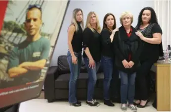  ?? VINCE TALOTTA/TORONTO STAR FILE PHOTO ?? From left, Eileen, Maria and Joanne with mother Yvonne MacIsaac and granddaugh­ter Tanya. The family is hoping to get answers from the coroner’s inquest into Michael MacIsaac’s shooting death by Durham police in 2013.