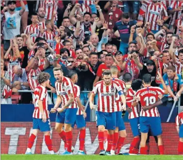 ??  ?? ALEGRÍA. Los jugadores del Atlético celebran el triunfo ante el Eibar.