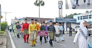  ??  ?? PASUKAN Esscom turut menyertai acara perarakan sempena sambutan itu.