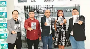  ??  ?? Talento joven. El libro fue escrito por cuatro jóvenes salvadoreñ­os y se basa en historias reales de personas víctimas de desplazami­ento forzado en El Salvador.