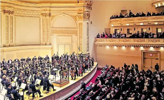  ?? FOTOS (2): CHRISTIANE KELLER ?? Einer der berühmtest­en Konzertsäl­e der Welt: die Carnegie Hall an der 7th Avenue und der 57th Street in New York. Hier spielten schon alle Größen des Musikleben­s.