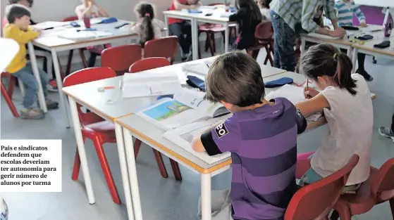  ??  ?? Pais e sindicatos defendem que escolas deveriam ter autonomia para gerir número de alunos por turma