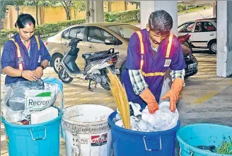  ?? PRATHAM GOKHALE/HT ?? Ashok Kamble (R) and Anita Kamble collect garbage from a housing society in Chandni Chowk, Pune. The Pune municipal corporatio­n launched a pilot project in 2005, engaging wastepicke­rs in doorto door waste collection.