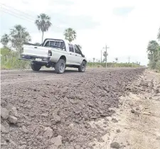  ??  ?? En el tramo Fuerte Olimpo-Toro Pampa la empresa menonita Mawes SA realiza las obras de reparación.