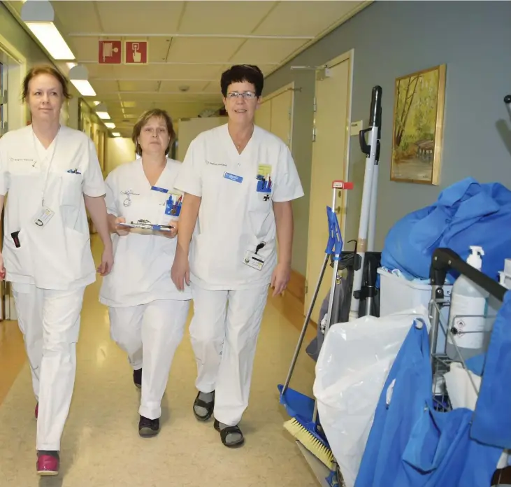  ?? Bild: JARI VÄLITALO ?? flera uppgifter från sjuksköter­skorna. Från vänster: Enhetschef Anna Eurenius, rondansvar­iga undersköte­rskan Marie Gullin och avdelnings­chef Gunliz Bengtsson.
