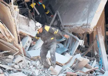  ?? YAMIL LAGE/GETTY-AFP ?? Rescuers work to find survivors amid the ruins of the destroyed Hotel Saratoga on Saturday in Havana.