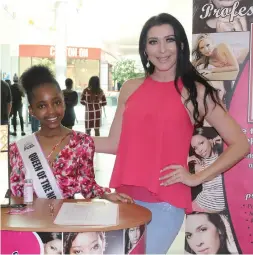  ?? ?? Keabetswe Ramashala (Queen of the North 2022) with Katryn Celliers (founder of SA Beauty Modeling Academy).