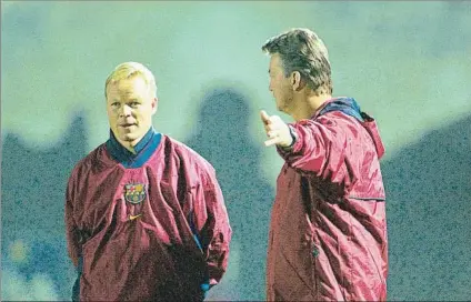  ?? FOTO: PERE PUNTÍ ?? Ronald Koeman, junto a Van Gaal en una sesión de la temporada 1999-2000 Formó parte un año y medio del cuerpo técnico