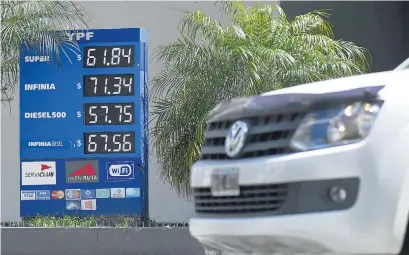  ?? I NA ?? La nafta súper de YPF trepó a 61,84 pesos.