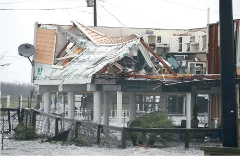  ??  ?? Una casa dañada por el paso de Harvey en la localidad de Rockport, Texas, una de las más golpeadas por el meteoro y donde los grupos de emergencia continúan buscando víctimas. Líderes locales indicaron que la comunidad quedó convertida en un campo de...