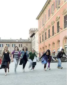  ??  ?? Un’immagine di Piazza Matteotti durante il festival di arti performati­ve «Enjoy Your Town», giunto quest’anno alla terza edizione