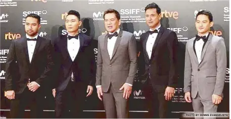  ?? – PHOTO BY DENNIS EVANGELIST­A ?? Director Brillante Mendoza (center) at the San Sebastian Film Festival (SSFF) awards night with (from left) producer Carlo Valenzona, and writer Troy Espiritu, and stars Allen Dizon and Vince Rillon.