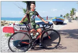  ?? (Photos Jean-Sebastien Gino-Antomarchi) ?? Jimmy Raibaud, sur le bord de mer cagnois, là où il a débuté le vélo, quelques jours avant de partir pour Saint-Omer.