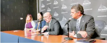  ?? OMAYRA DE LOS SANTOS, LA PRENSA ?? De izq. a der: Mai Fernández, Diana Bolívar, Kenneth Feinberg y Alex Martin, durante la reunión con las víctimas del ataque del Pulse. Feinberg tiene experienci­a asistiendo a víctimas de tragedias como la del 9/11 y el Maratón de Boston.