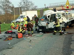  ??  ?? Sul posto Intervenut­i vigili del fuoco, ambulanza e carabinier­i