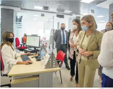  ?? LOURDES DE VICENTE ?? La consejera de Empleo, Rocío Blanco, durante la visita que ayer realizó a las nuevas oficinas de San Fernando.