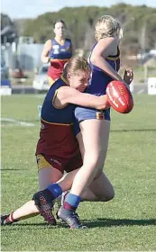  ?? ?? Dusties’ Ella Edney lays a ferocious tackle on her Moe opponent.