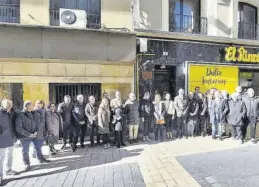  ?? AYUNTAMIEN­TO DE HUESCA ?? Foto de familia junto a la placa del domicilio natal de Carlos Saura.